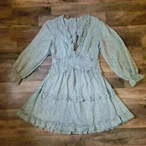 Dresses & Skirts - Green Longsleeve Ruffle Floral Dress with Open Back Size Medium